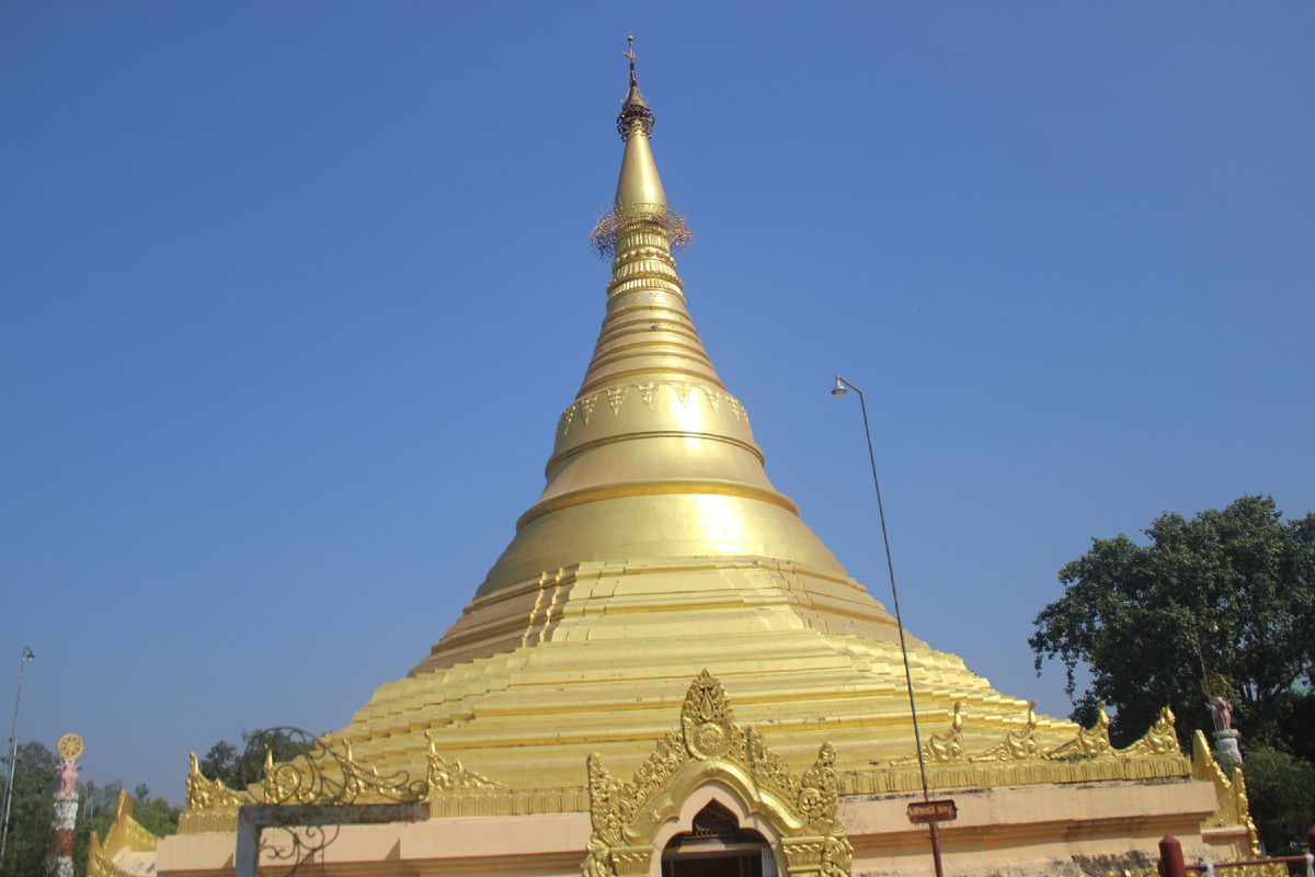 Сияет на солнце так что видно издалека