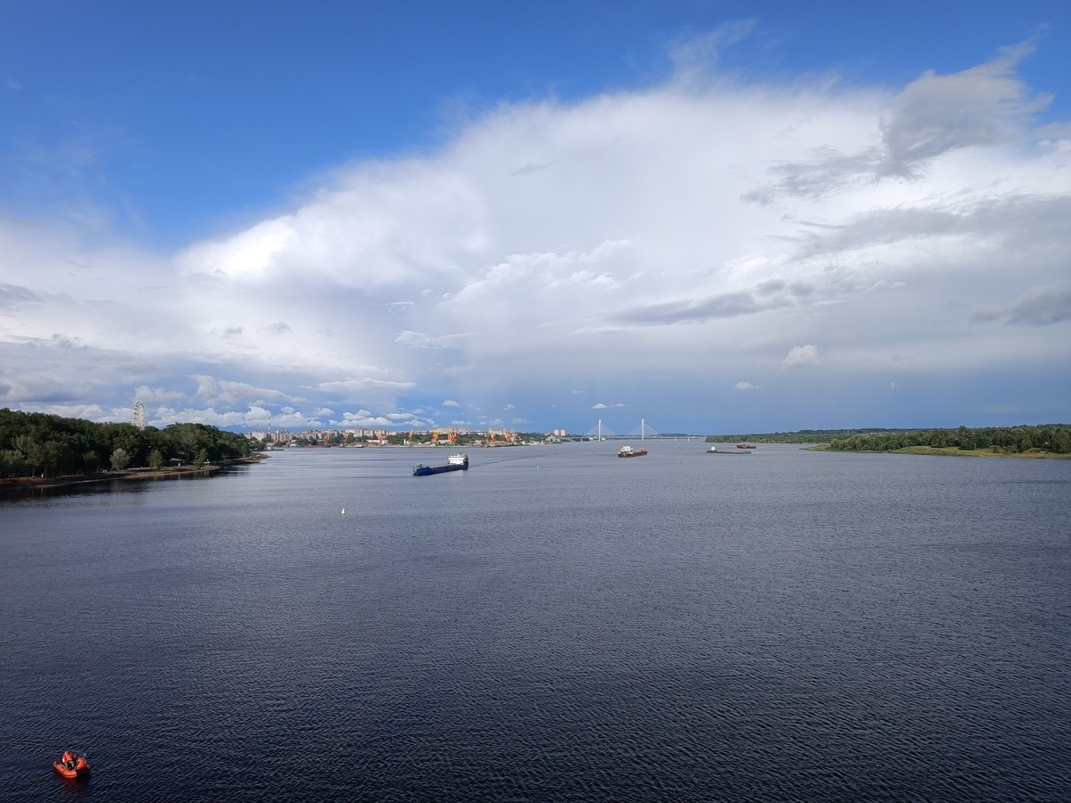 Место впадения Ягорбы (на фото слева) в Шексну. Вид с Октябрьского моста