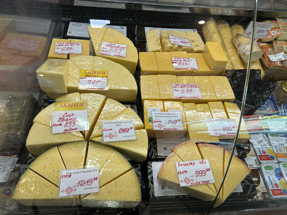 Я зашла в магазин утром. К вечеру обычно выбора сыра меньше. 