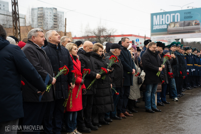    Жители Петрозаводска делали селфи на открытии памятника генералу ФроловуИрина Яковлева