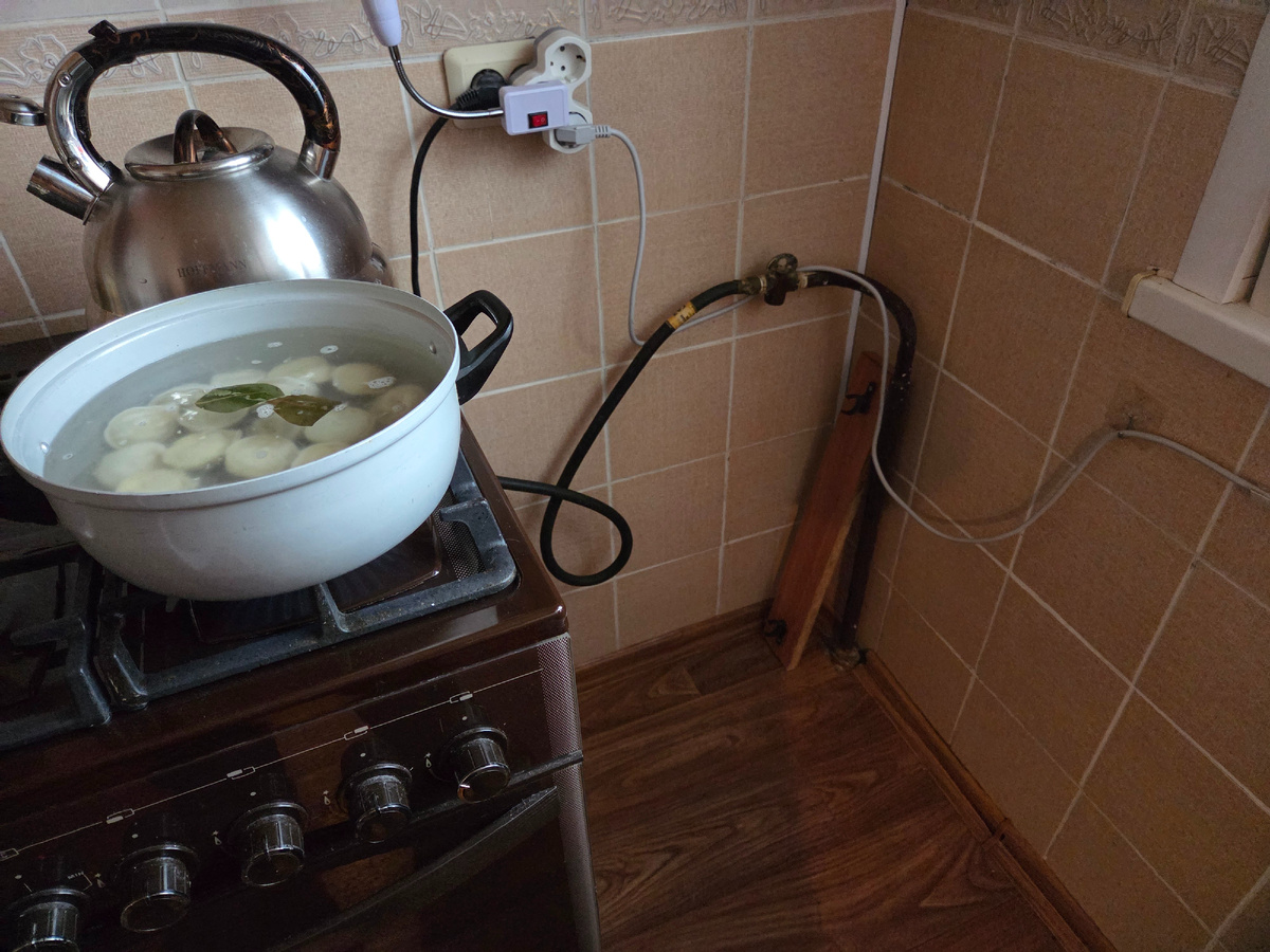 В уголочке и за плитой теперь чисто.