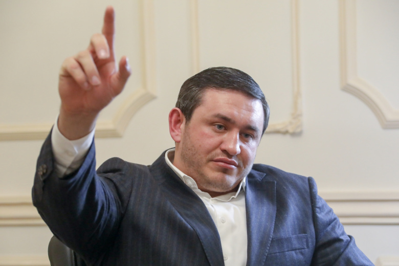 Если всего один ушлый чиновник выразил личное мнение, не стоит рассматривать и подавать его, как официальную позицию власти.