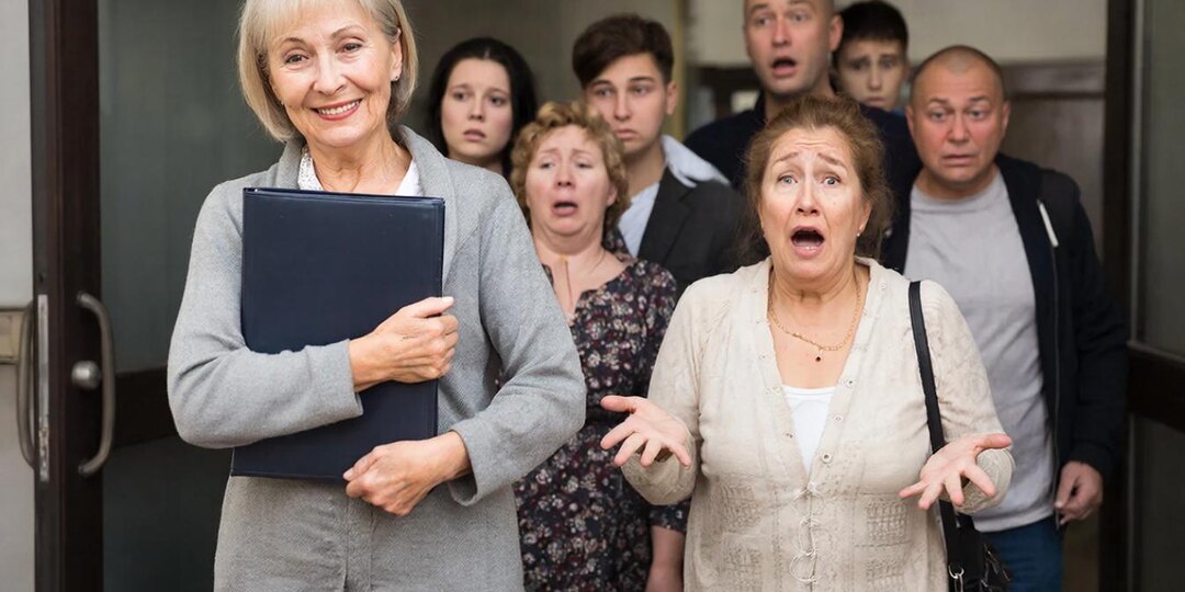 — Бабуль, ты все равно скоро помрешь, перепиши дом на нас сейчас! — внуки приехали делить наследство при живой хозяйке. Старушка улыбнулась