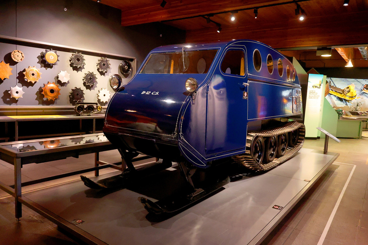 Первые снегоходы Бомбардье были крупными: в частности, модель B7 вмещала 7 пассажиров, а B12 (на фото) могла перевозить 12 человек. Фото: meunierd / Shutterstock / Fotodom