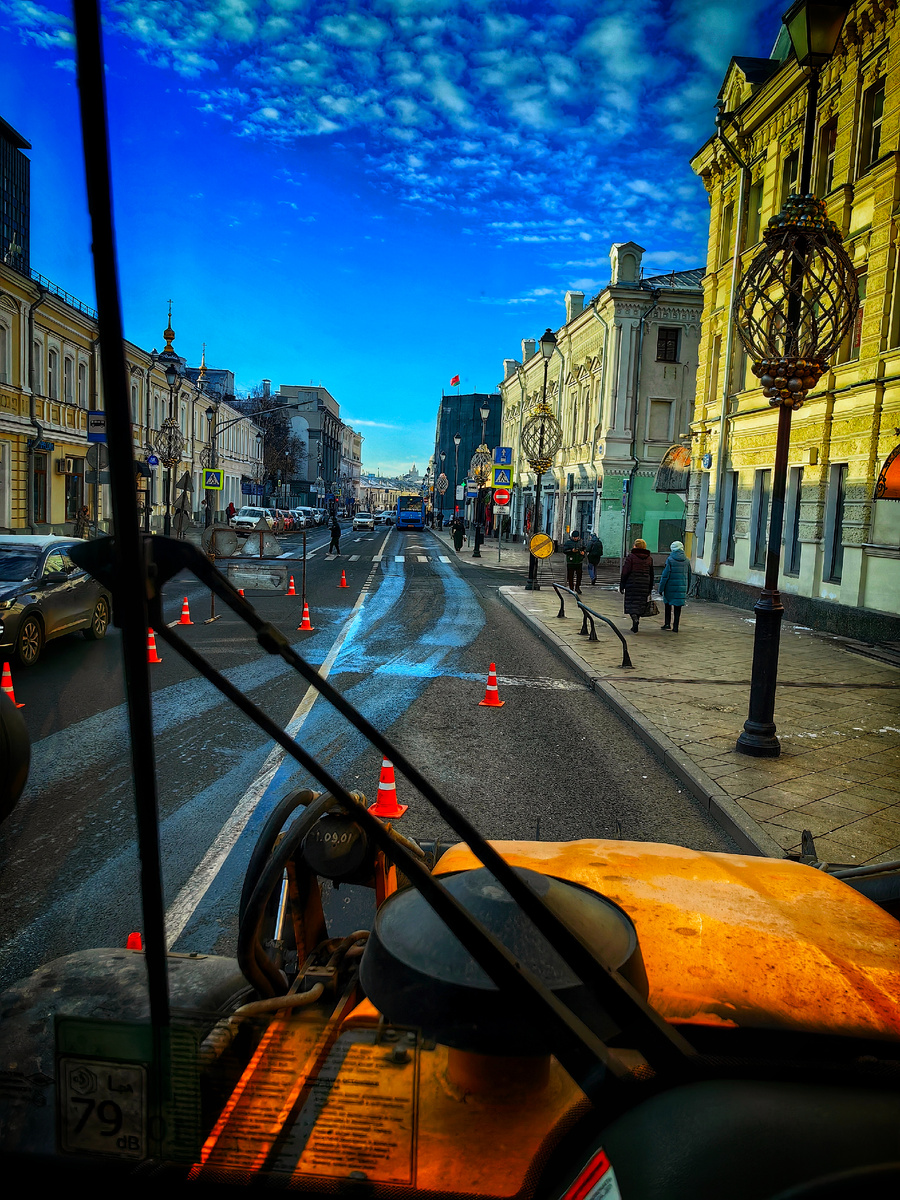 Хотите легально собирать пробки? Коммунальные службы Москвы ждут вас!