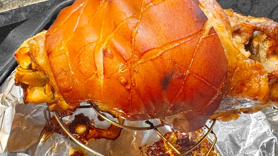 Сваренная с пивом рулька и доведенная в духовке. Вкусная