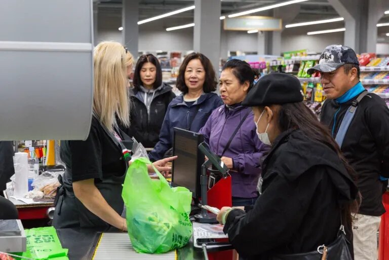 Китайцы обожают продукты из российских магазинов.  Фото Вадима Мартыненко для Forbes