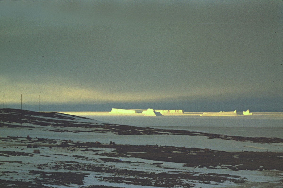 Берег моря Космонавтов на станции Молодежная. Антарктида. Фотография Александра Новикова. 1987