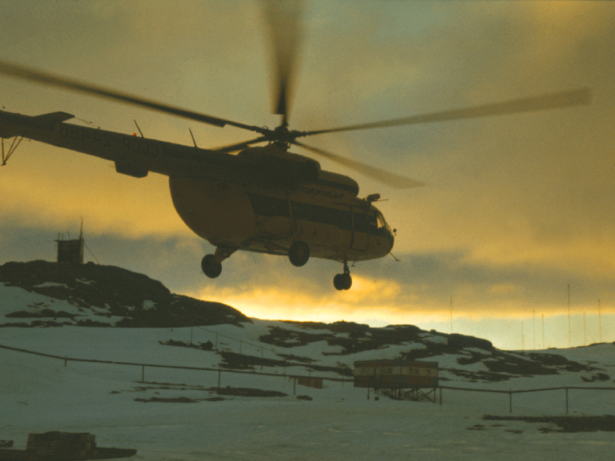 На станции Молодежная. Фотография Александра Новикова. 1987