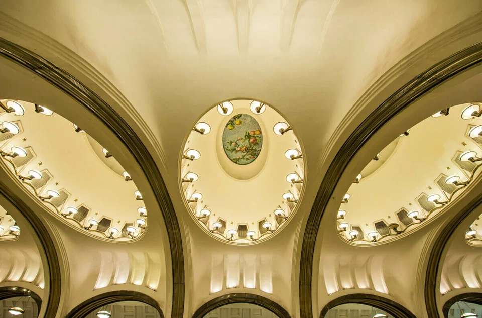 Своды станции «Маяковская» поддерживают металлические арки, изготовленные на том же оборудовании, на котором делали рёбра жёсткости дирижабля конструкции Циолковского. Чтобы увидеть мозаики в центральном своде станции, нужно встать в центре платформы и посмотреть наверх: сюжеты посвящены природе и ценностям советского народа — от изображений яблонь до спорта и труда. Фото: Рассказов Александр Сергеевич / Яндекс Карты