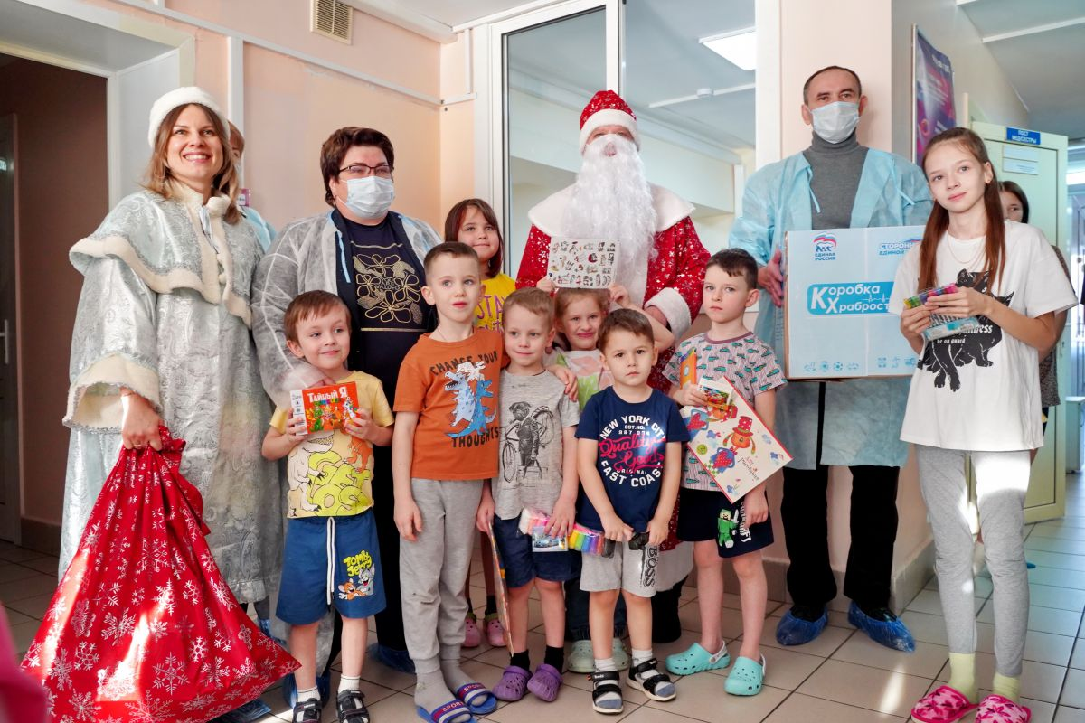 В сборе подарков участвовали депутаты всех уровней, активисты партии, горожане