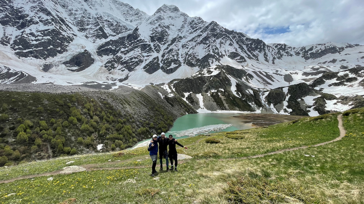 Мы и озеро Донгузорун. Восхождение на г. Эльбрус. 