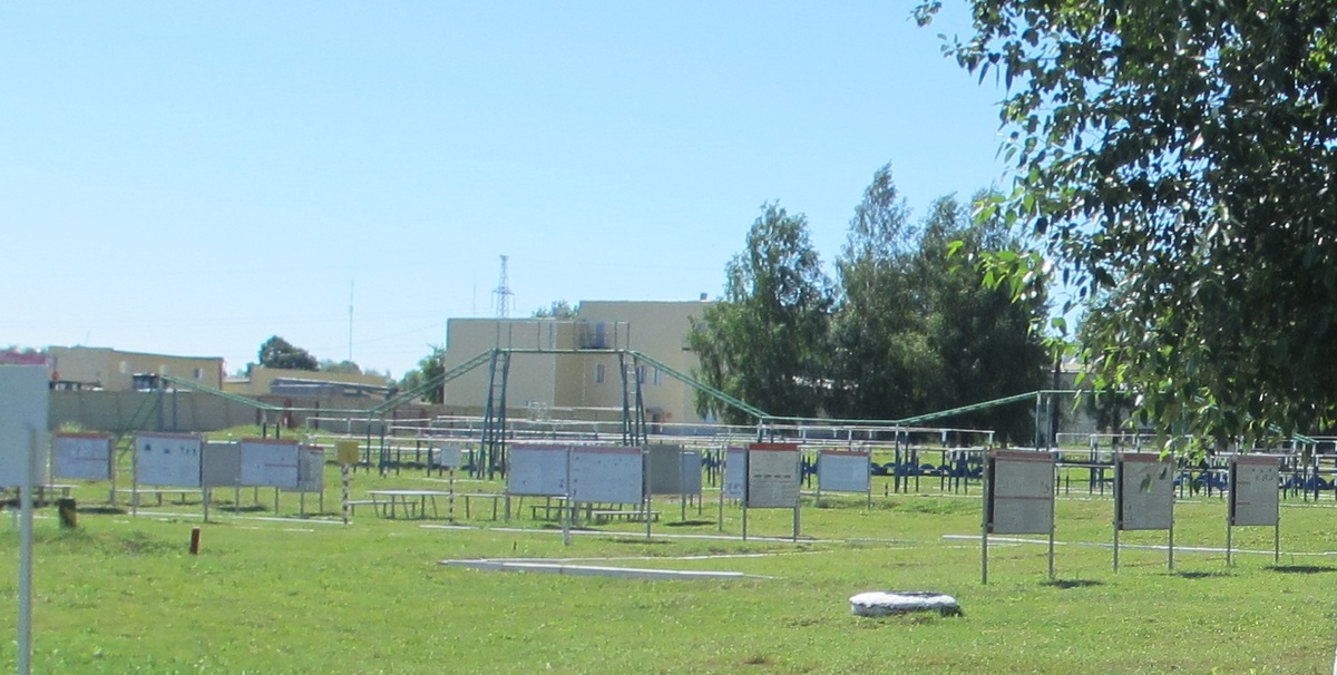 Вид на Клуб со стороны городка для физподготовки. Современное фото из открытых источников.