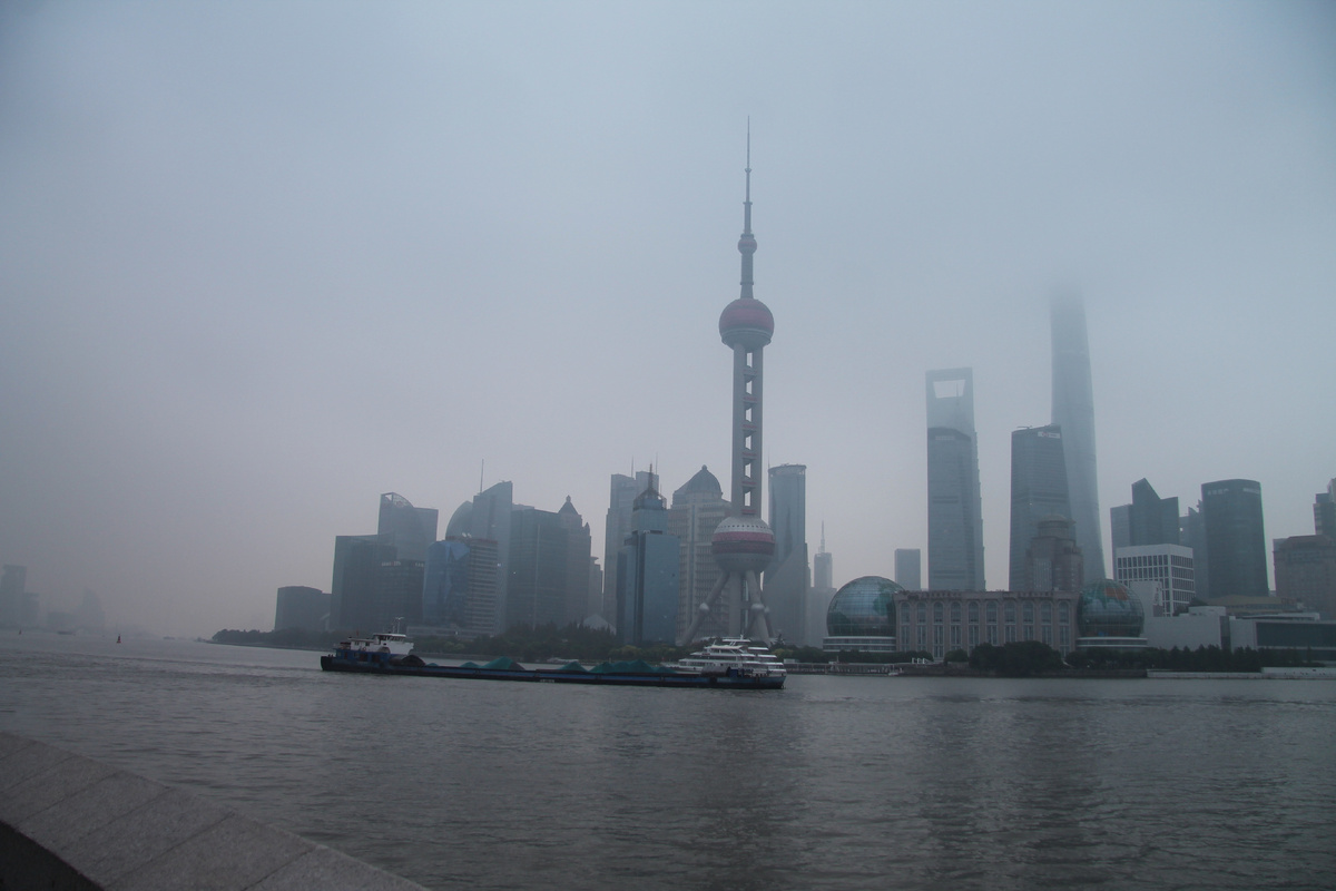 Вид на район небосрёбов с набережной Вайтань. Шанхай. Китай.