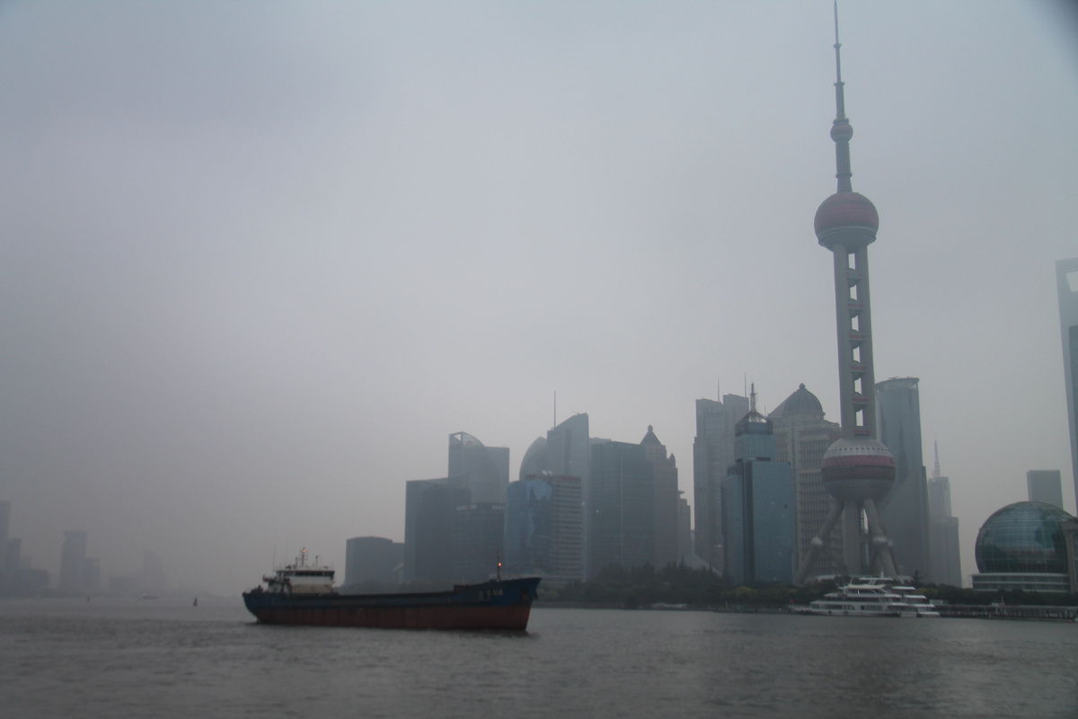 Вид на район небосрёбов с набережной Вайтань. Шанхай. Китай.