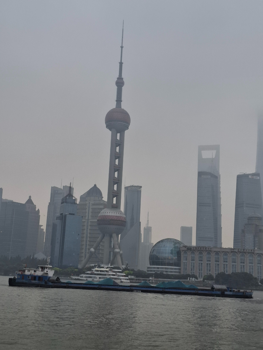 Вид на район небосрёбов с набережной Вайтань. Шанхай. Китай.