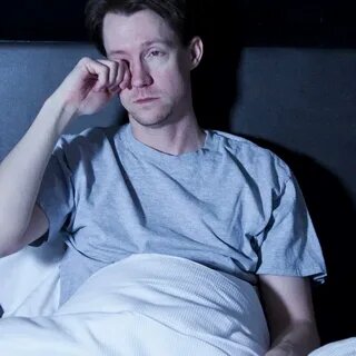 Вы честно легли вовремя и проспали всю ночь, но проснулись разбитым, с тяжелой головой и ощущением, что вас «переехал каток». Знакомо? Дело не в количестве, а в качестве сна. И на него напрямую влияет то, что вы делаете (и едите) за 3 часа до отбоя.