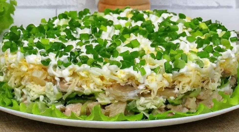 Салат «Эмеральд»: классический слоёный салат с нежной структурой