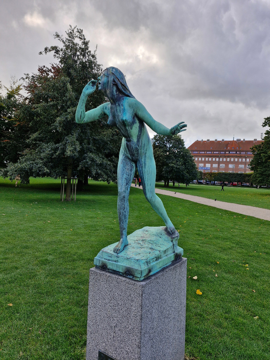  Кого-то зовёт женщина, "всю жизнь проходившая в одном и том же" (С) "Орёл-решка, Огненная земля"