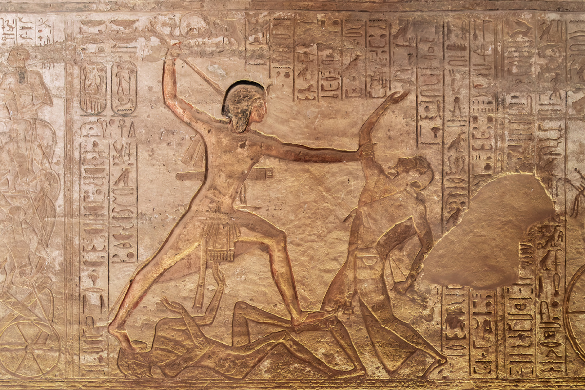  На этом рельефе из гробницы в Абу-Симбеле изображен Рамсес II, убивающий одного врага и топчущий другого во время битвы при Кадеше