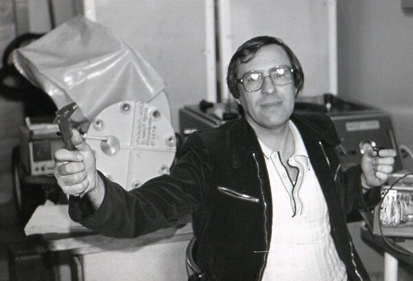 Фото автора. Это скриншот с моего черно-белого слайда.
На фото автор собственной персоной.
Слева от него задняя  крышка разработанного автором прибора АВЗ-901.