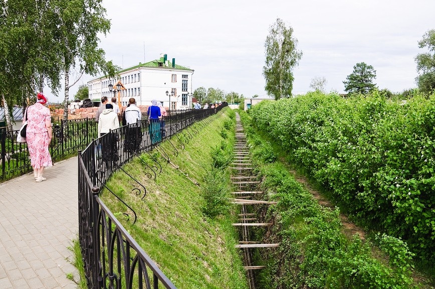 Святая Канавка - это ров, а рядом с ним насыпь, по которой нужно идти вдоль этого рва
