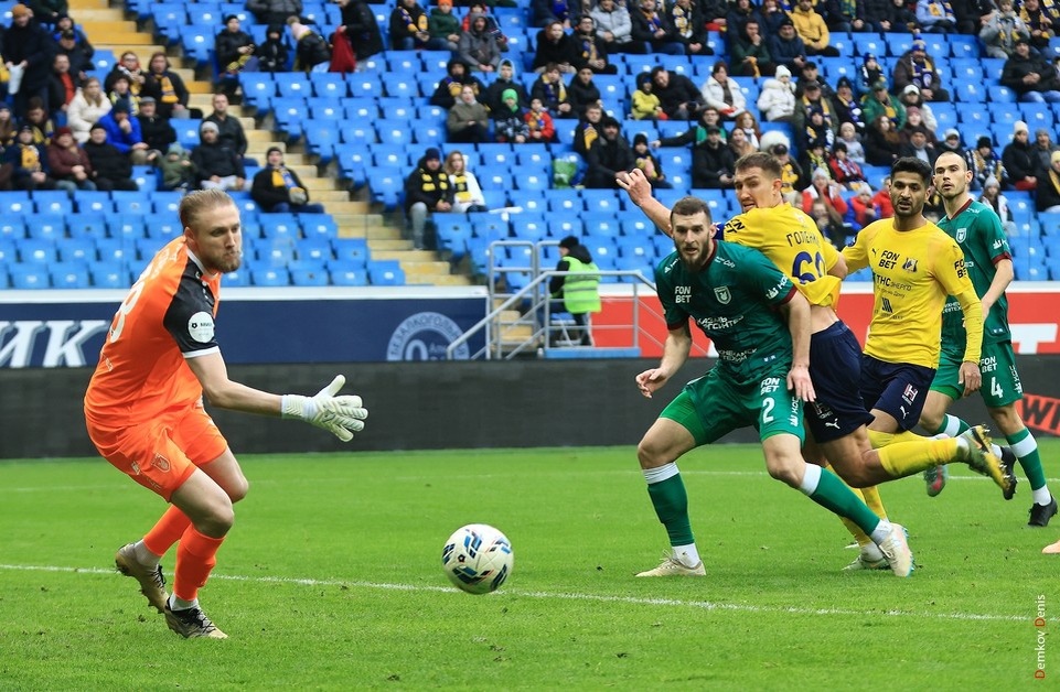    Оба гола "желто-синие" забили во втором тайме. Денис Демков