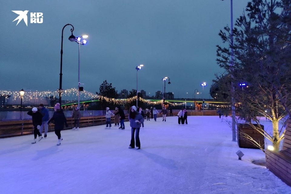    Ледовую арену украсили новогодней елкой и яркими гирляндами. Арина МИФТАХУТДИНОВА