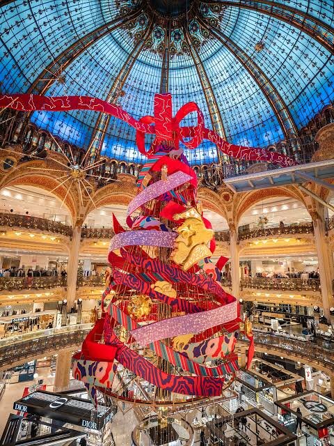 Galeries Lafayette Christmas Tree, Paris — подвесная дизайнерская ёлка под стеклянным куполом