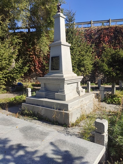 Памятник в Илань.  Добротный, но "неухоженный". 