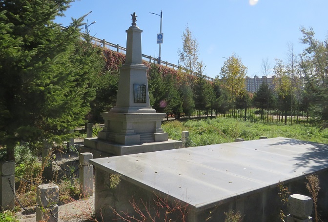 Надгробная плита у памятника в Илань. 