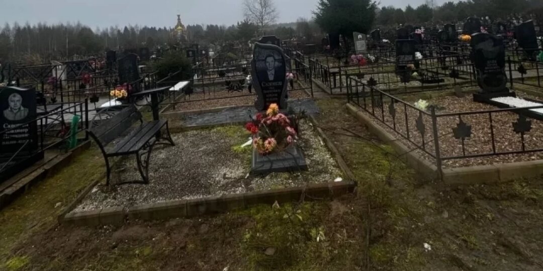Неизвестные обокрали могилу на кладбище в Тверской области