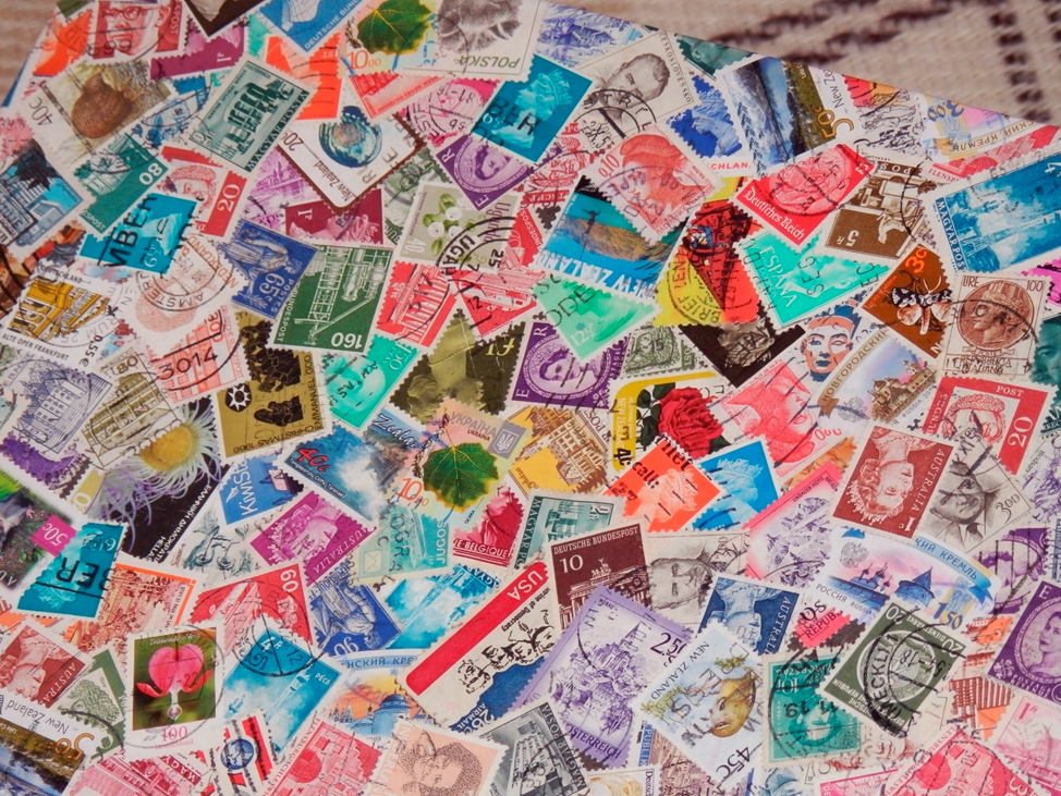 Крышка коробки, декорированная марками.