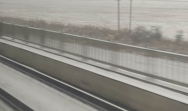 После Харбина снег за окном начал усиливаться.