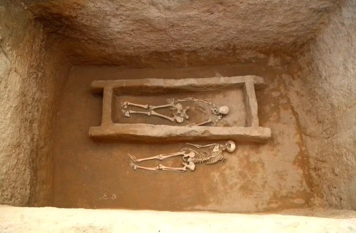    Хозяин гробницы и женщина, захороненная в качестве жертвоприношения / © Institute of Vertebrate Paleontology and Paleoanthropology