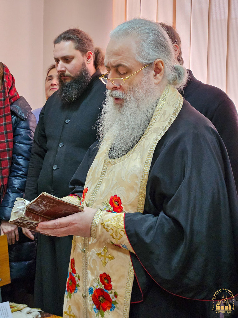 Во время получившегося перерыва митрополит Арсений отслужил в зале судебного заседания благодарственный молебен.