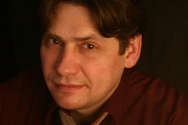     Раненного в шею актера сериала «Адвокат» и директора столичного театра Павла Суетина доставили в больницу