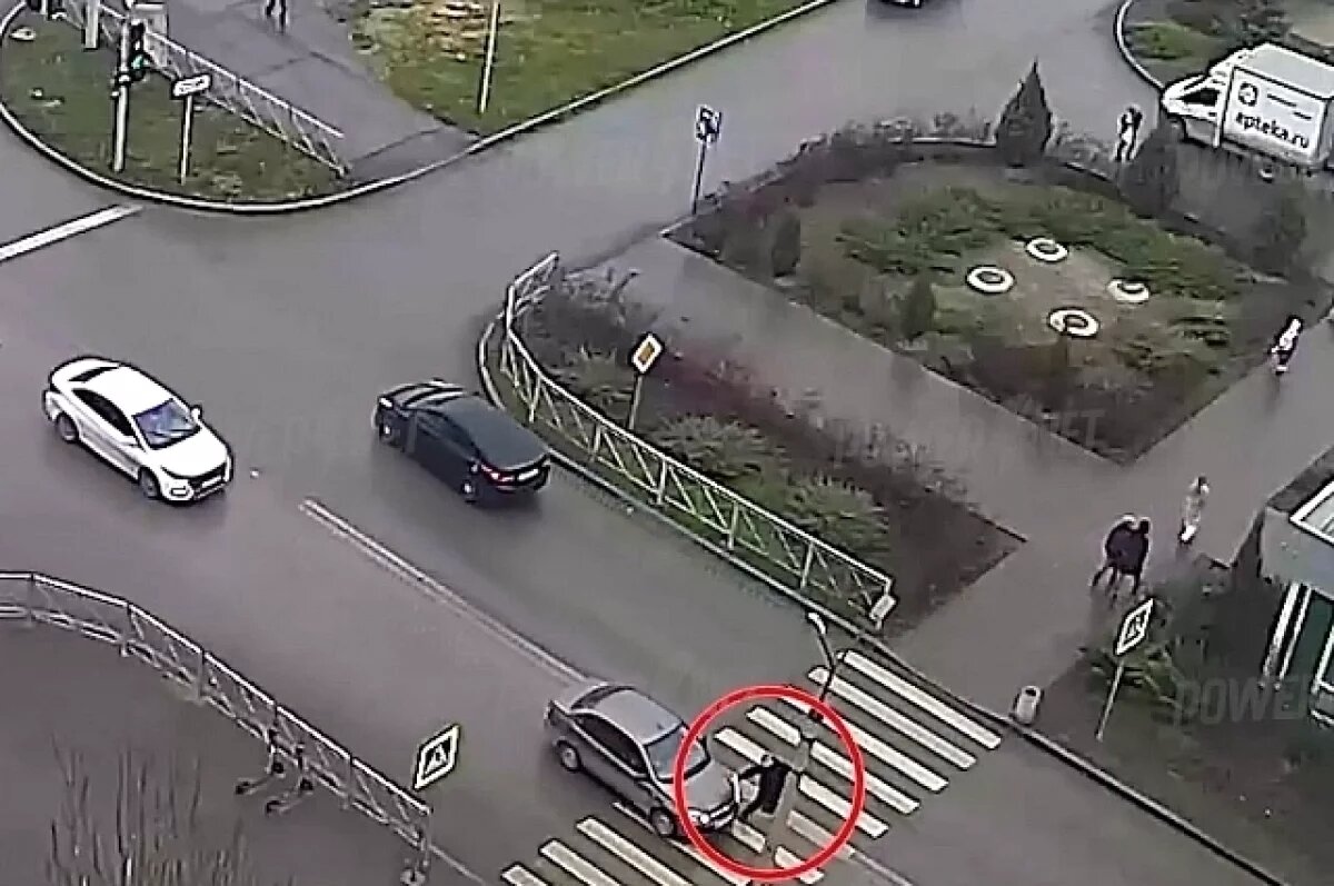    Бросившийся под колеса иномарки волжанин попал на камеру