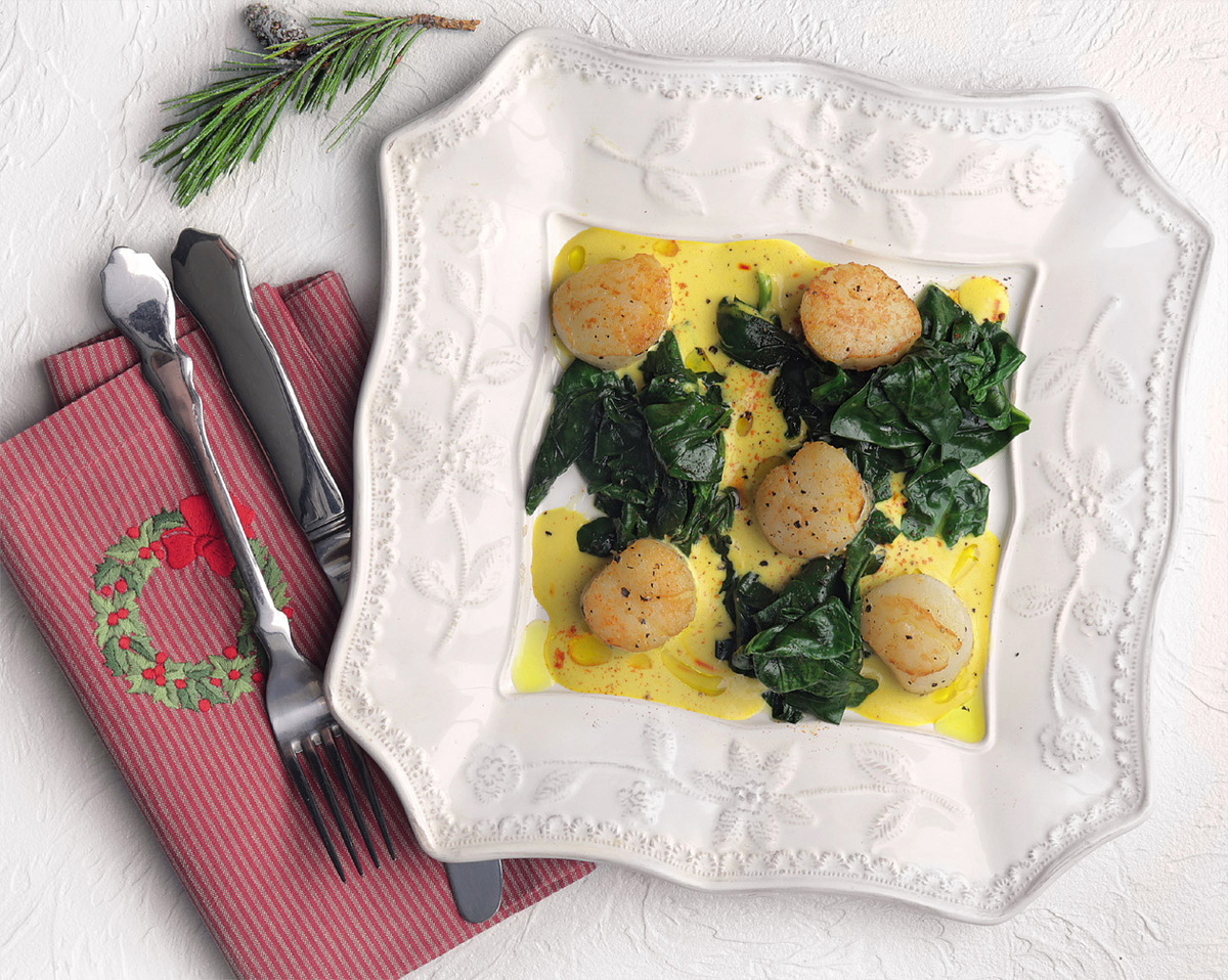 Морские гребешки со шпинатом в шафранном соусе