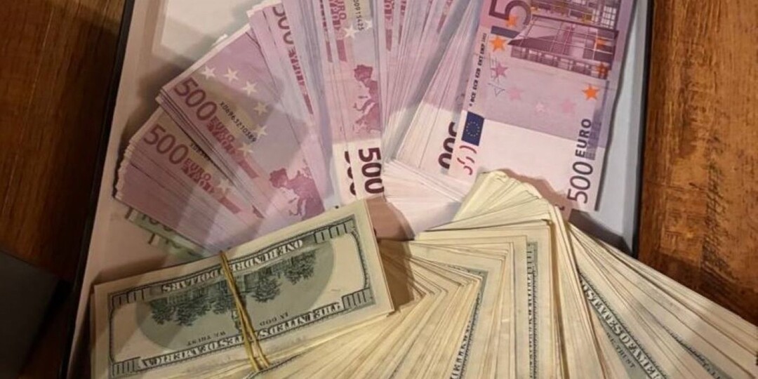 С пачками долларов и евро: начальника колонии задержали в Петербурге за взятки