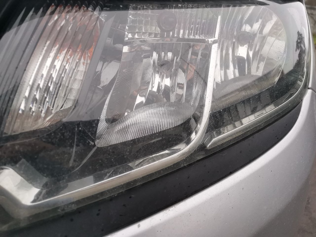 Лампа ДХО установлена сверху по центру фары