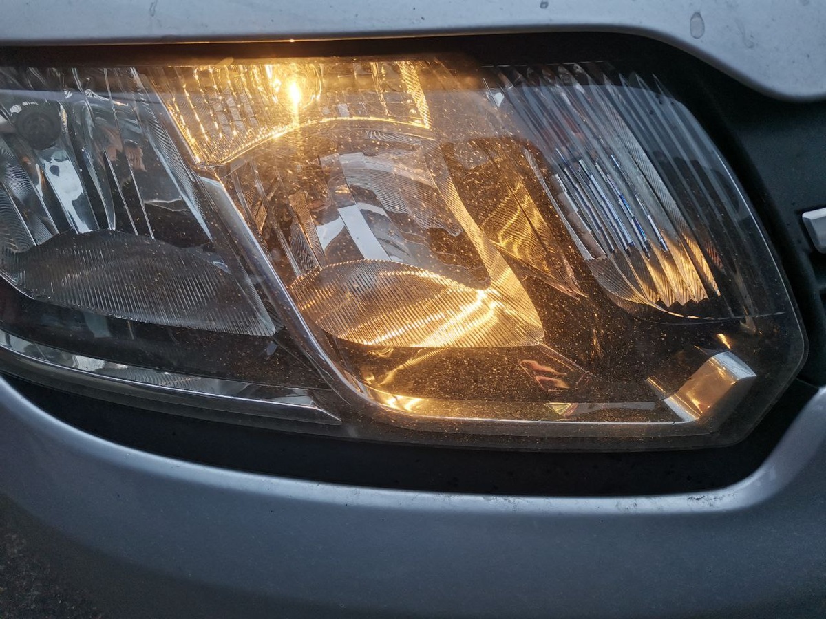 Если перестали гореть дневные ходовые огни (ДХО) в фаре Рено Логан 2, то скорее всего перегорела лампа