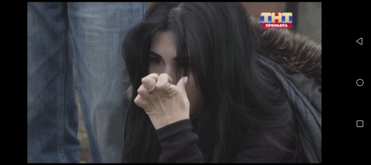 Это Азиза - "героиня" испытания, которая считает, что в ней сидит бес. Инет