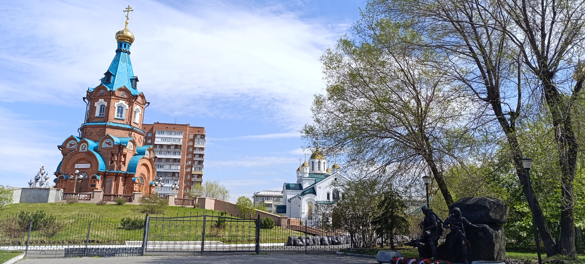 Никольский храм и Церковь Феодора Тирона в сквере Энтузиастов (Фото: Nixe (Bearna Team))