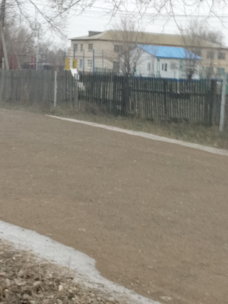 Вот этот штакетник надо менять у школы