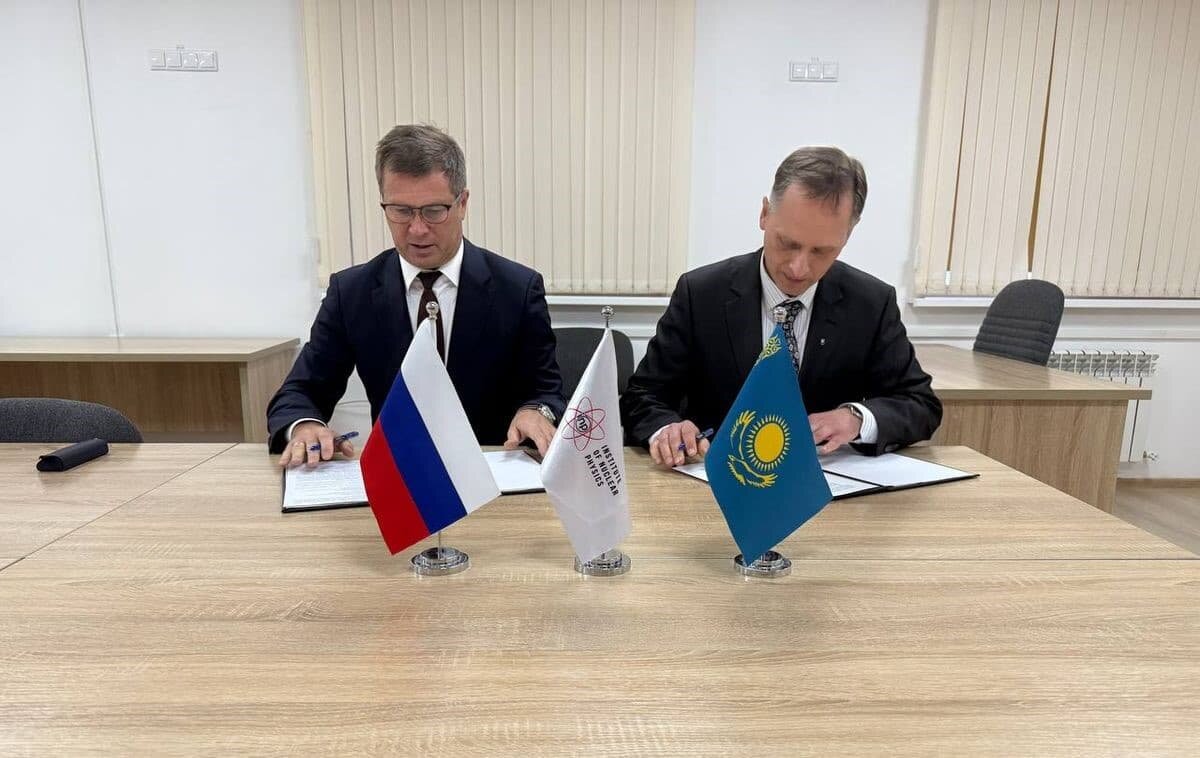   Генеральный директор «РТС» Илья Вергизаев и заместитель генерального директора Института ядерной физики Казахстана Евгений Ермаков