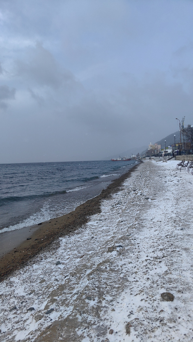 Берег Байкала. Посёлок Лисивянка. Байкал ещё "не встал". Льда нет. Начало декабря.