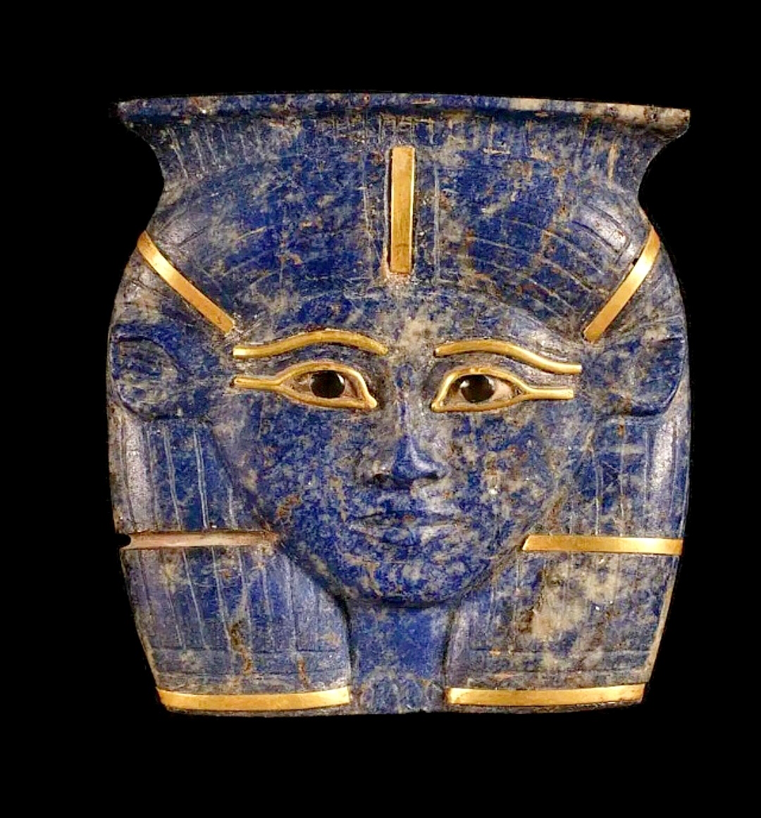 Подвеска с изображением богини Хатхор, лазурит, золото. Фото: Массимо Листри. 