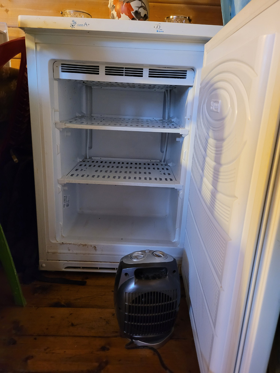 Внизу стоит обогреватель, быстро с этим делом покончила.