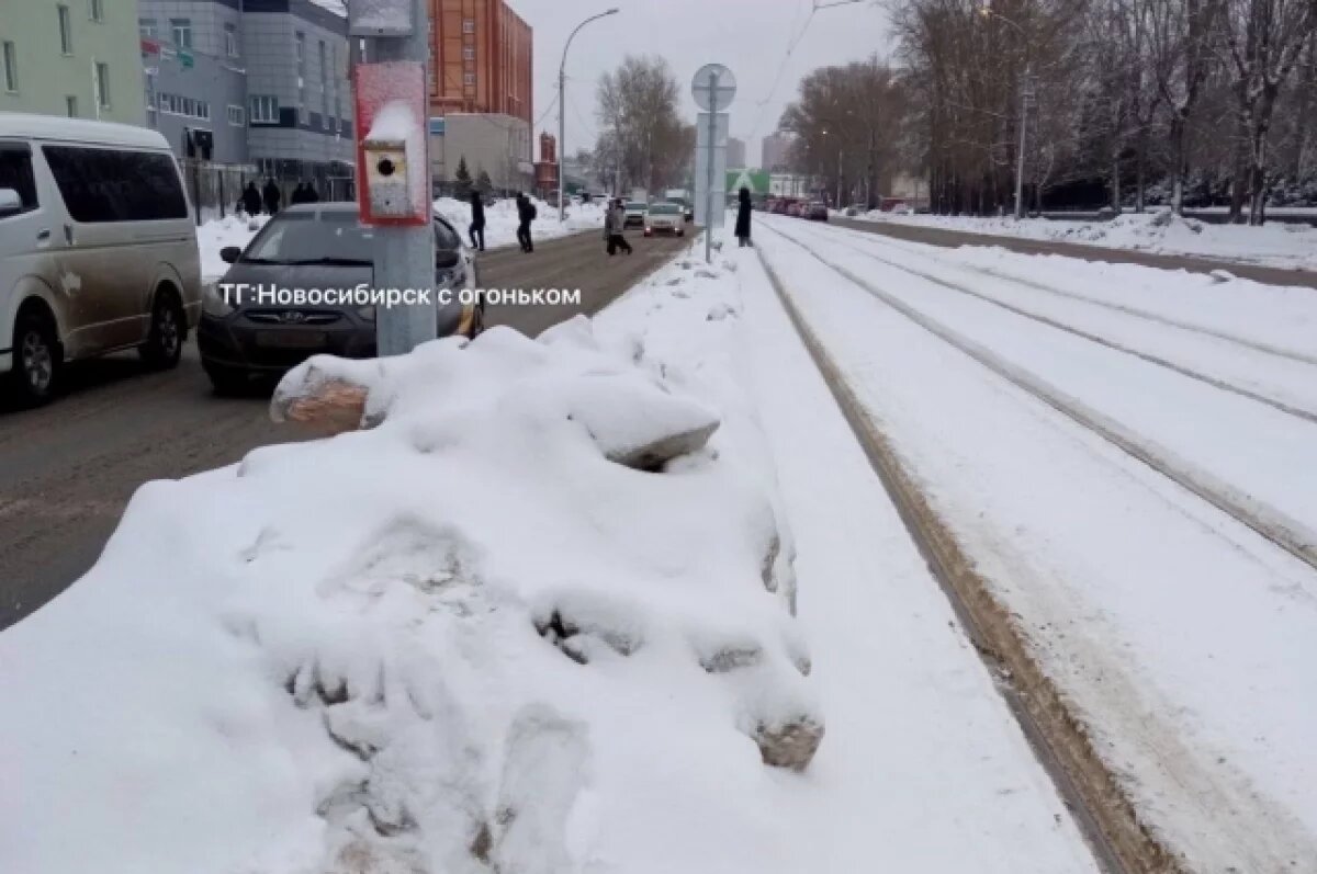    Снежные завалы в Новосибирске парализовали доступ к пешеходным переходам